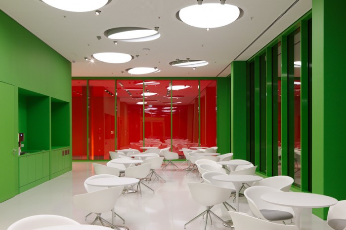 色彩丰富的现代风格办公室设计：地产控股公司STABIL